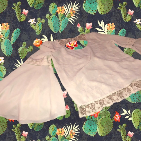 Bell Sleeve, Open Lace Back Flow-y Blouse 🌻 - Picture 1 of 5